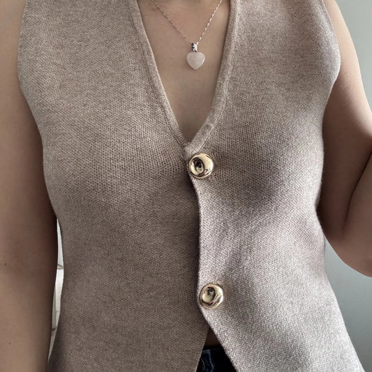 Gilet Mujer Tejido Arena con Dos Botones Dorado