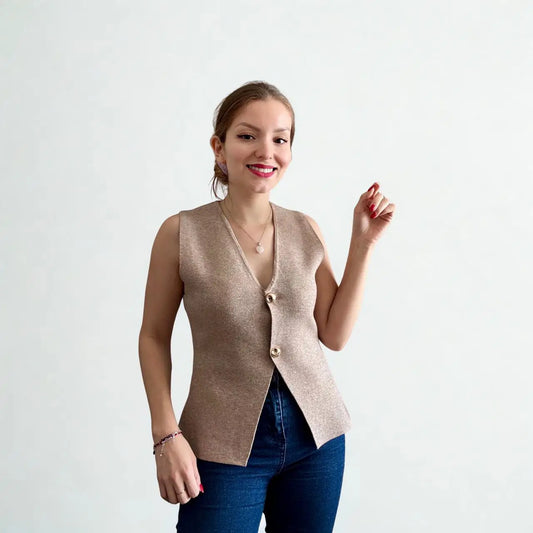 Gilet Mujer Tejido Arena con Dos Botones Dorado